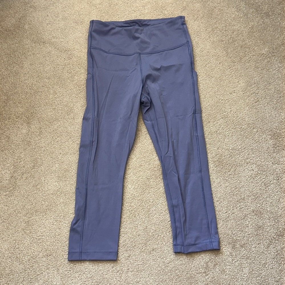 Athleta purple/lilac ultimate stash pocket capri, size medium